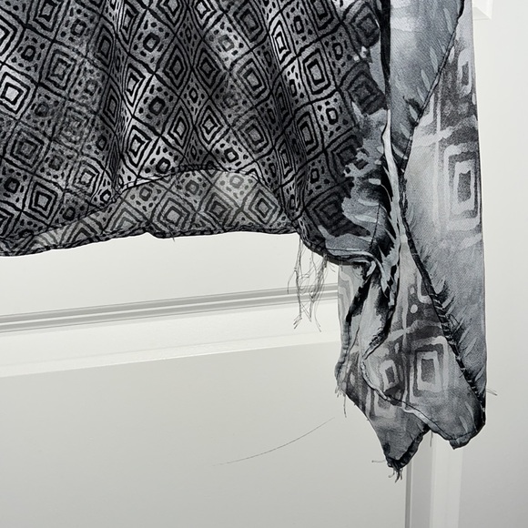 Feathers light gray print sheer flowey blouse - Picture 4 of 5